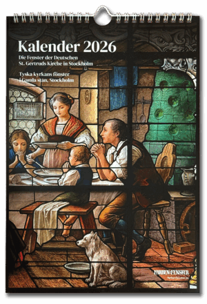 En väggkalender för 2026 med framsidesbild från Tyska kyrkans glasfönster i Gamla stan i Stockholm